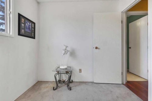 4811 60 Street Ne, Calgary, AB - Indoor Photo Showing Other Room