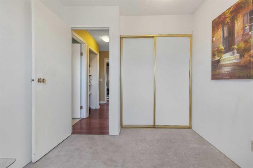 4811 60 Street Ne, Calgary, AB - Indoor Photo Showing Other Room