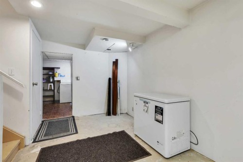 4811 60 Street Ne, Calgary, AB - Indoor Photo Showing Other Room