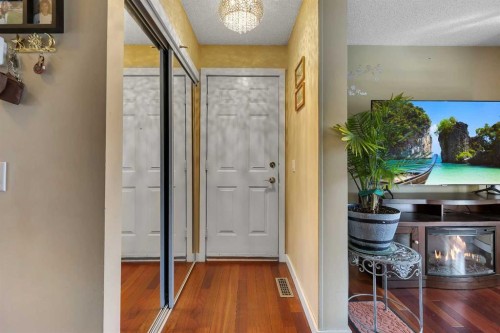 4811 60 Street Ne, Calgary, AB - Indoor Photo Showing Other Room