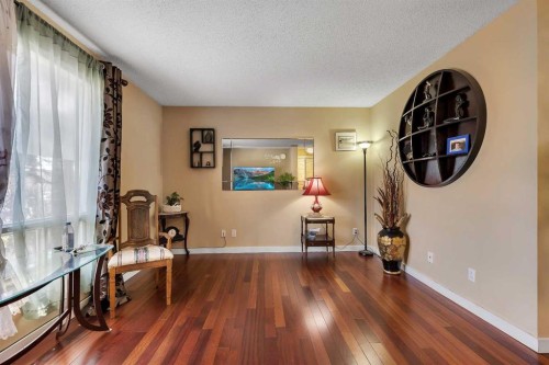 4811 60 Street Ne, Calgary, AB - Indoor Photo Showing Other Room