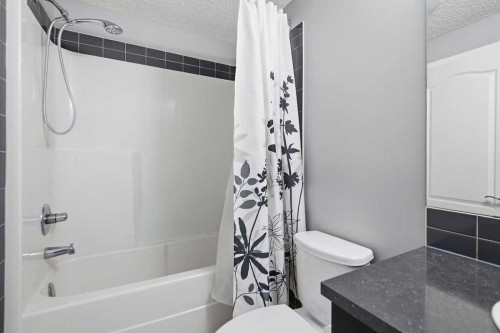 571 Mahogany Boulevard Se, Calgary, AB - Indoor Photo Showing Bathroom