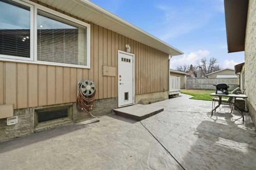 138 Midcrest Crescent Se, Calgary, AB - Outdoor With Exterior