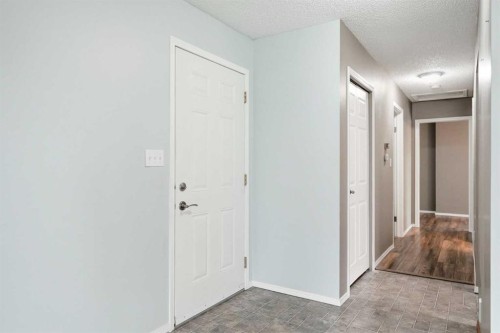 138 Midcrest Crescent Se, Calgary, AB - Indoor Photo Showing Other Room