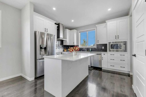 120 Belmont Villas Sw, Calgary, AB - Indoor Photo Showing Kitchen With Upgraded Kitchen