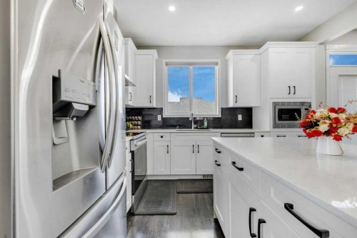 120 Belmont Villas Sw, Calgary, AB - Indoor Photo Showing Kitchen