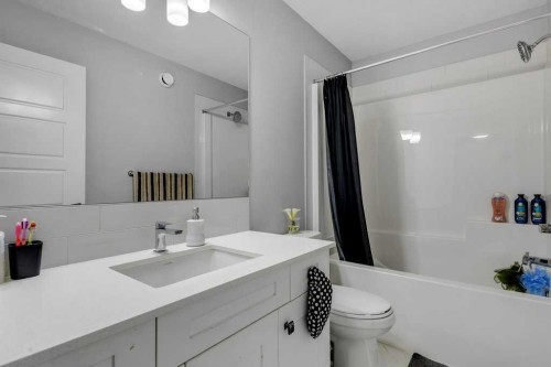 120 Belmont Villas Sw, Calgary, AB - Indoor Photo Showing Bathroom