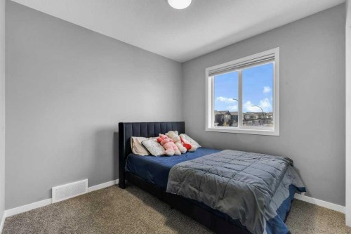 120 Belmont Villas Sw, Calgary, AB - Indoor Photo Showing Bedroom