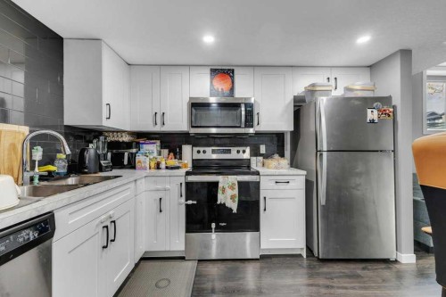 120 Belmont Villas Sw, Calgary, AB - Indoor Photo Showing Kitchen