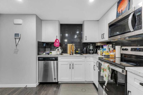 120 Belmont Villas Sw, Calgary, AB - Indoor Photo Showing Kitchen