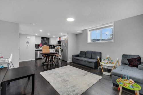 120 Belmont Villas Sw, Calgary, AB - Indoor Photo Showing Living Room