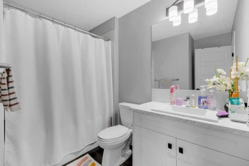 120 Belmont Villas Sw, Calgary, AB - Indoor Photo Showing Bathroom