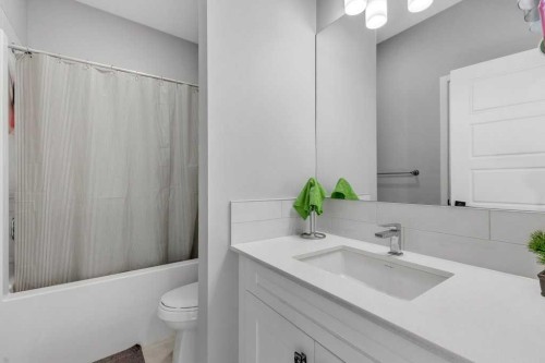 120 Belmont Villas Sw, Calgary, AB - Indoor Photo Showing Bathroom