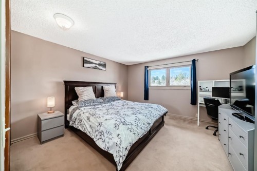 87 Berwick Crescent Nw, Calgary, AB - Indoor Photo Showing Bedroom
