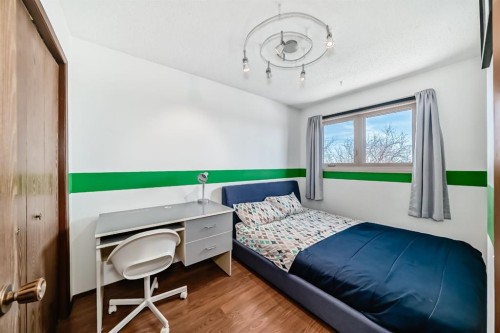87 Berwick Crescent Nw, Calgary, AB - Indoor Photo Showing Bedroom