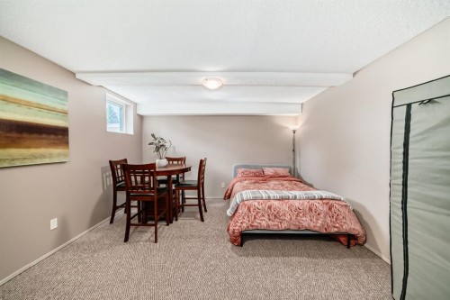 87 Berwick Crescent Nw, Calgary, AB - Indoor Photo Showing Bedroom