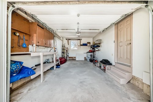 87 Berwick Crescent Nw, Calgary, AB - Indoor Photo Showing Garage
