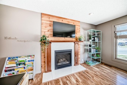 87 Berwick Crescent Nw, Calgary, AB - Indoor Photo Showing Living Room With Fireplace