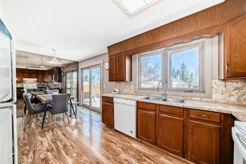 87 Berwick Crescent Nw, Calgary, AB - Indoor Photo Showing Kitchen With Double Sink