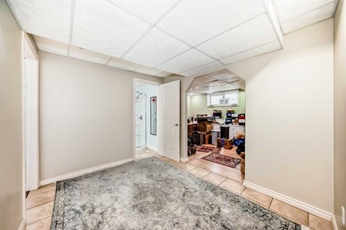 198 Everstone Drive Sw, Calgary, AB - Indoor Photo Showing Other Room