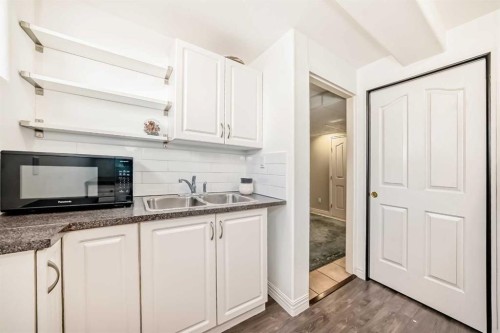 198 Everstone Drive Sw, Calgary, AB - Indoor Photo Showing Kitchen With Double Sink