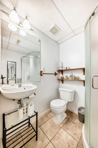 198 Everstone Drive Sw, Calgary, AB - Indoor Photo Showing Bathroom