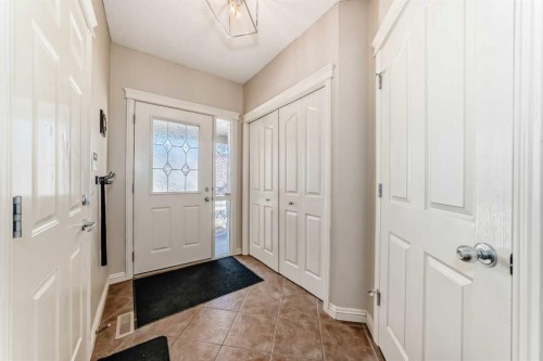 198 Everstone Drive Sw, Calgary, AB - Indoor Photo Showing Other Room