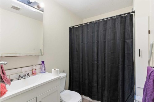 #33-320 7 Avenue Ne, Three Hills, AB - Indoor Photo Showing Bathroom