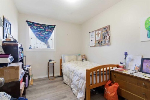 #33-320 7 Avenue Ne, Three Hills, AB - Indoor Photo Showing Bedroom
