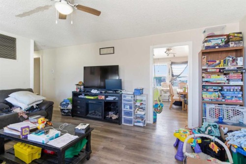 #33-320 7 Avenue Ne, Three Hills, AB - Indoor Photo Showing Living Room