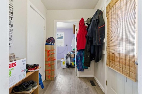 #33-320 7 Avenue Ne, Three Hills, AB - Indoor Photo Showing Other Room