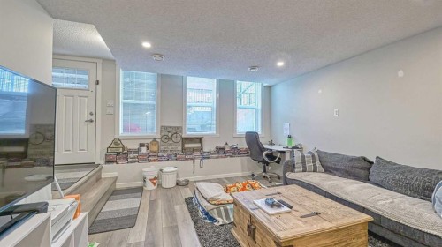 417 Cranbrook Square Se, Calgary, AB - Indoor Photo Showing Living Room