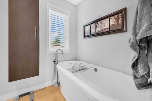 9428 Abbott Place Se, Calgary, AB - Indoor Photo Showing Bathroom