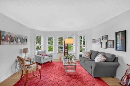 9428 Abbott Place Se, Calgary, AB - Indoor Photo Showing Living Room