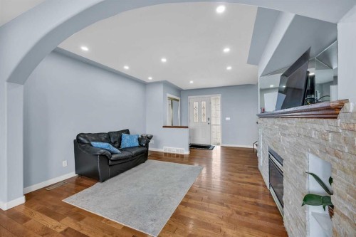 166 Tuscarora Close Nw, Calgary, AB - Indoor Photo Showing Living Room
