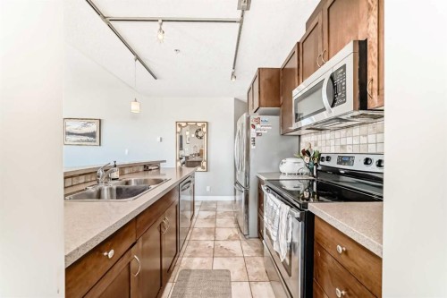 3506-24 Hemlock Crescent Sw, Calgary, AB - Indoor Photo Showing Kitchen With Double Sink