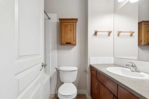 14-169 Rockyledge View Nw, Calgary, AB - Indoor Photo Showing Bathroom