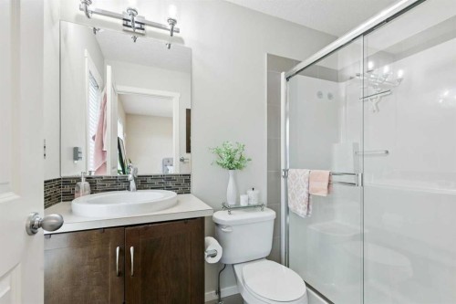 46 Kinlea Common Nw, Calgary, AB - Indoor Photo Showing Bathroom