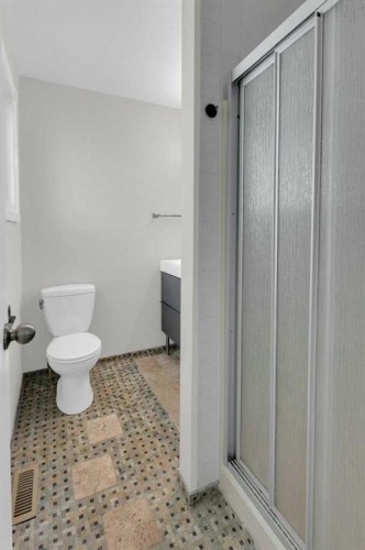 79 Scenic Way Nw, Calgary, AB - Indoor Photo Showing Bathroom