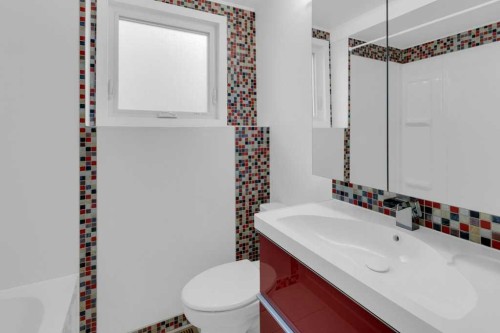 79 Scenic Way Nw, Calgary, AB - Indoor Photo Showing Bathroom