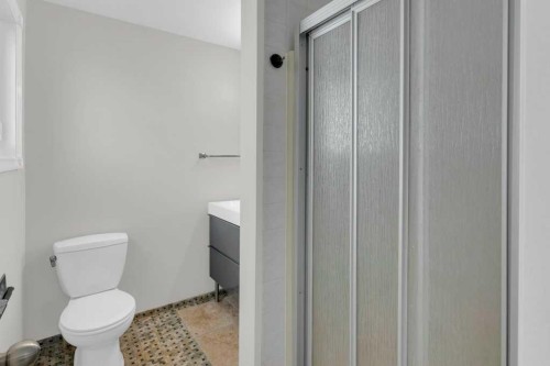 79 Scenic Way Nw, Calgary, AB - Indoor Photo Showing Bathroom