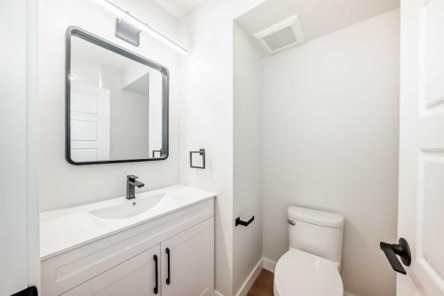 7634 24A Street Se, Calgary, AB - Indoor Photo Showing Bathroom