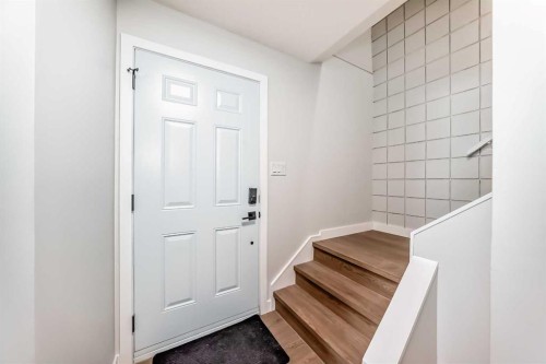 7634 24A Street Se, Calgary, AB - Indoor Photo Showing Other Room