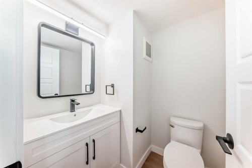 7634 24A Street Se, Calgary, AB - Indoor Photo Showing Bathroom