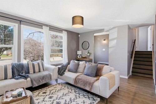 14767 Deer Ridge Drive Se, Calgary, AB - Indoor Photo Showing Living Room