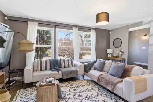 14767 Deer Ridge Drive Se, Calgary, AB - Indoor Photo Showing Living Room