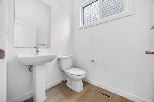 338 Alpine Boulevard Sw, Calgary, AB - Indoor Photo Showing Bathroom