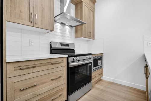 338 Alpine Boulevard Sw, Calgary, AB - Indoor Photo Showing Kitchen