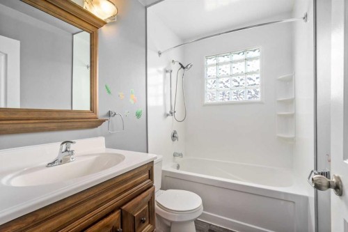19 Bernard Drive Nw, Calgary, AB - Indoor Photo Showing Bathroom