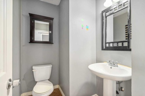 19 Bernard Drive Nw, Calgary, AB - Indoor Photo Showing Bathroom